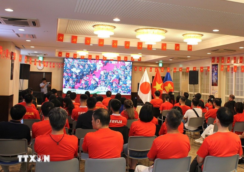 Los vietnamitas en Japón siguieron atentamente la transmisión en vivo de la celebración del 80.º Día Nacional en una pantalla gigante. (Foto: VNA)