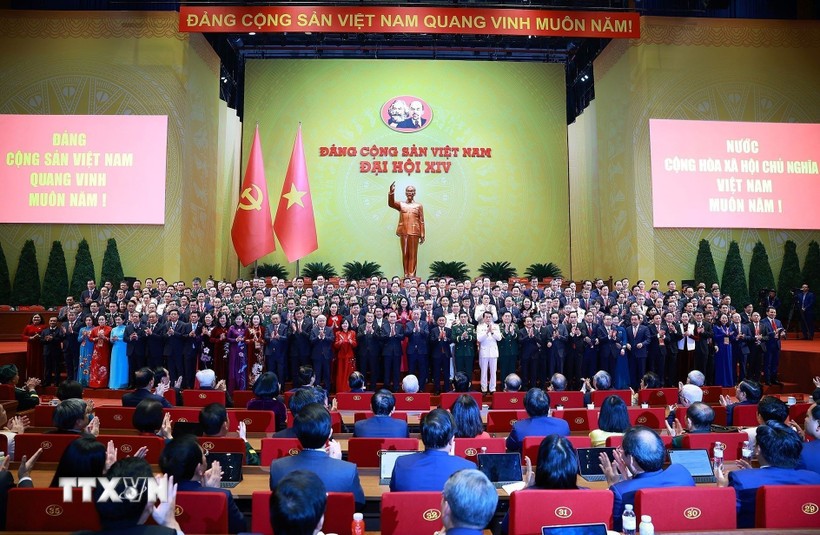 El nuevo Comité Central del Partido Comunista de Vietnam se presenta en el XIV Congreso. (Foto: VNA)