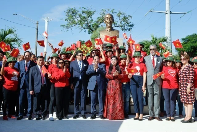 El primer ministro vietnamita, Pham Minh Chinh, participó en la ceremonia de renovación y colocación de ofrenda floral en el Monumento al Presidente Ho Chi Minh en la capital Santo Domingo, República Dominicana. (Fuente: VNA)