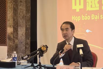 El embajador de China en Vietnam, He Wei, habla en la rueda de prensa (Foto: VNA)