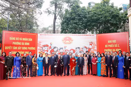 El secretario general del Partido Comunista de Vietnam, To Lam, y votantes en el barrio de Ba Dinh, Hanoi. (Foto: VNA)