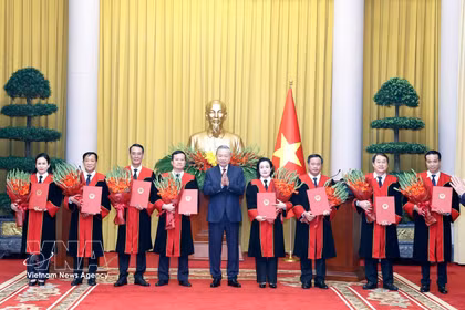El secretario general del Partido Comunista de Vietnam y presidente de la República, To Lam, entrega las decisiones de nombramiento a los jueces del Tribunal Popular Supremo. (Foto: VNA)