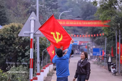 La comuna de Muong Sai (provincia de Son La) luce espléndidamente decorada, preparándose para la gran fiesta nacional. (Foto: VNA)