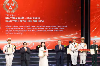 El secretario general del PCV, To Lam, y el primer ministro, Pham Minh Chinh, entregan los premios A en la ceremonia (Foto: VNA)