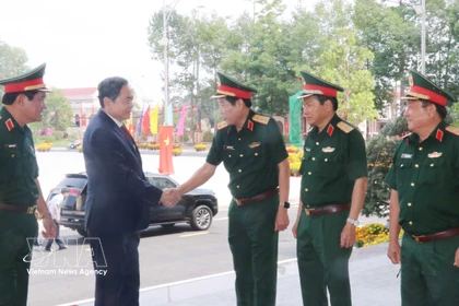 El presidente de la Asamblea Nacional de Vietnam, Tran Thanh Man, saluda a los oficiales (Foto: VNA)