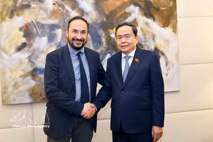 El presidente de la Asamblea Nacional de Vietnam, Tran Thanh Man, se reúne con el secretario general del Partido de la Refundación Comunista de Italia, Maurizio Acerbo. (Foto: VNA)