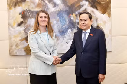 El presidente de la Asamblea Nacional de Vietnam, Tran Thanh Man, recibe a la titular del Grupo Parlamentario de Amistad Italia–Vietnam, Chiara Gribaudo. (Foto: VNA)