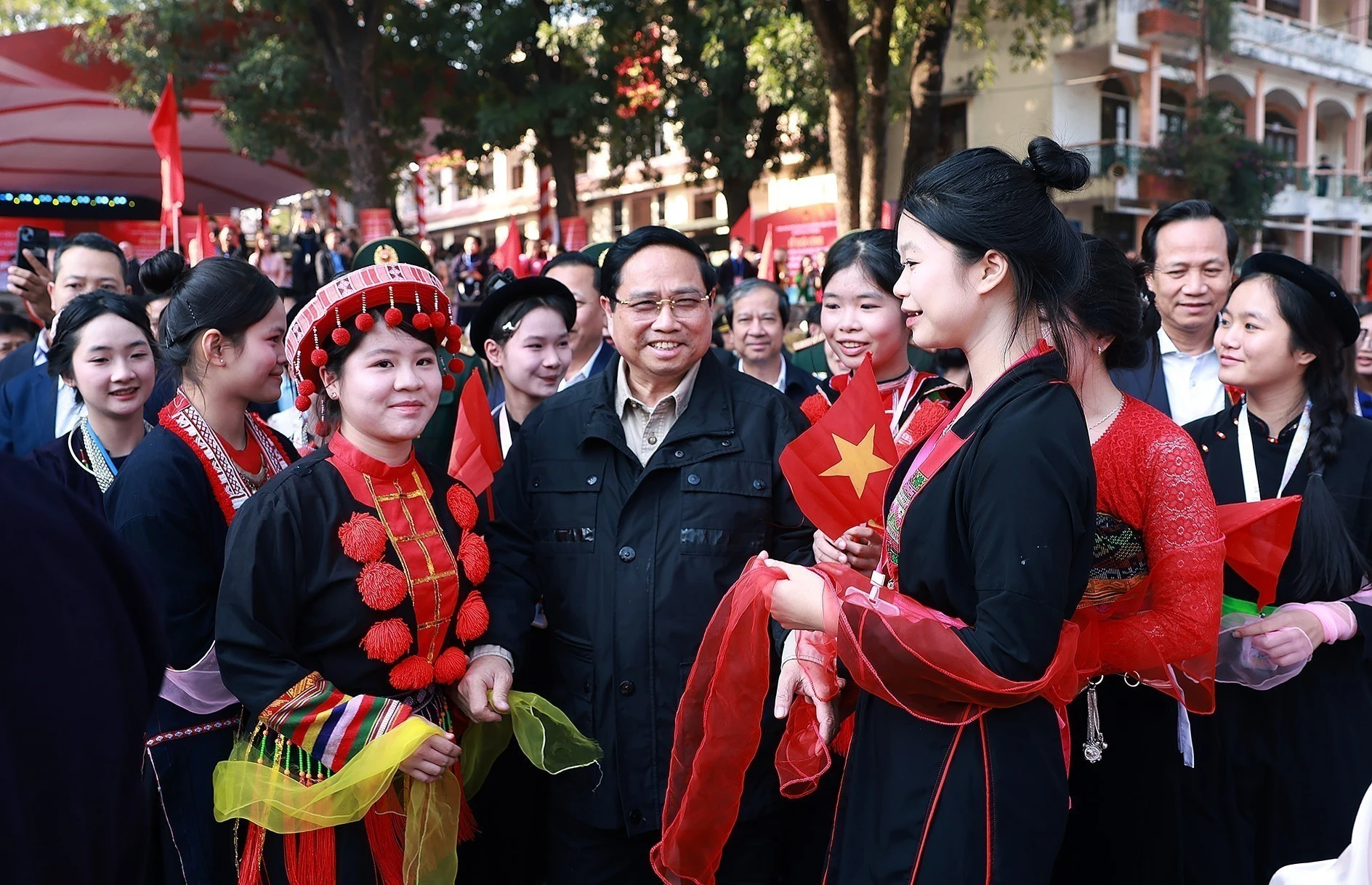 El primer ministro de Vietnam, Pham Minh Chinh, con estudiantes de la provincia de Thai Nguyen. (Fuente: VNA)