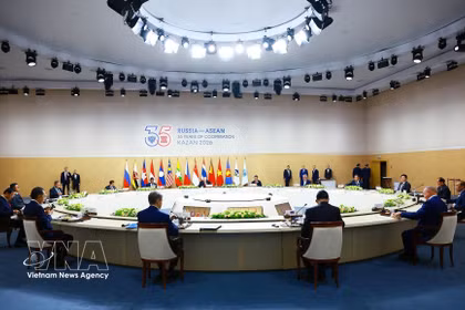 El primer ministro Le Minh Hung y los jefes de delegación de los países que participan en la Cumbre del 35.º Aniversario de la ASEAN-Rusia trabajan en la integración euroasiática. Foto: VNA