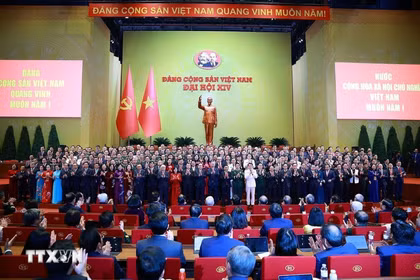 El nuevo Comité Central del Partido Comunista de Vietnam se presenta en el XIV Congreso. (Foto: VNA)