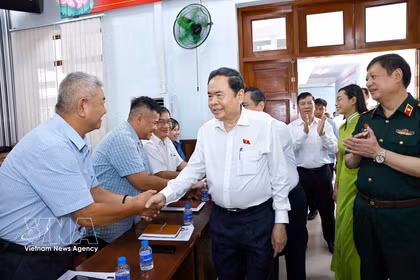 El presidente de la Asamblea Nacional, Tran Thanh Man, se reúne con votantes en la comuna de Ba Diem, Ciudad Ho Chi Minh. Foto: TTXVN