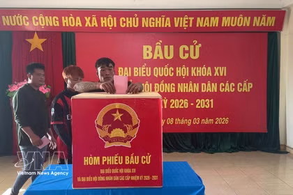 Pescadores emiten su voto en el colegio electoral de Da Le, zona especial de Truong Sa, provincia de Khanh Hoa. Foto: VNA.