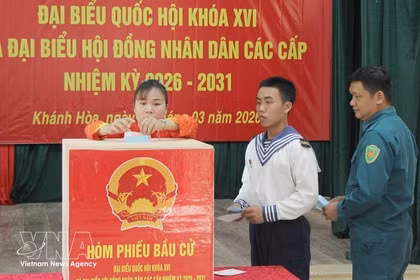 Los votantes de la zona especial de Truong Sa emiten sus votos para elegir a los diputados de la XVI Asamblea Nacional y los Consejos Populares de todos los niveles para el período 2026-2031. (Foto: VNA)