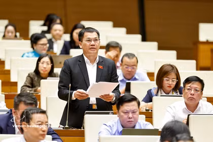 El diputado Duong Khac Mai habla en la sesión (Fuente: VNA)