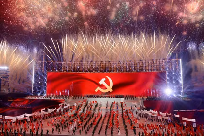 Un espectacular espectáculo de fuegos artificiales a gran escala, como una sinfonía majestuosa, celebró el éxito del XIV Congreso Nacional del Partido Comunista de Vietnam en la noche del 23 de enero de 2026. Foto: VNA