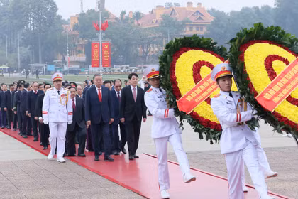 La delegación rinde homenaje hoy al Presidente Ho Chi Minh en su mausoleo en Hanoi (Fuente: VNA)