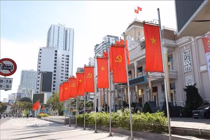 Banderas y flores adornan el área frente al edificio del Comité Popular provincial de Khanh Hoa en un magnífico despliegue. Foto: TTXVN