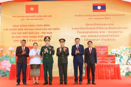 El viceprimer ministro y titular de Defensa vietnamita, general Phan Van Giang y su homólogo laosiano, el general Khamliang Outhakaysone, participan en una actividad en el marco del evento (Fuente: Periódico Tin Tuc va Dan toc)