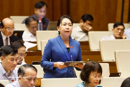 La diputada Ly Tiet Hanh de la provincia de Gia Lai, pronuncia un discurso en una sesión del Parlamento. Foto: VNA