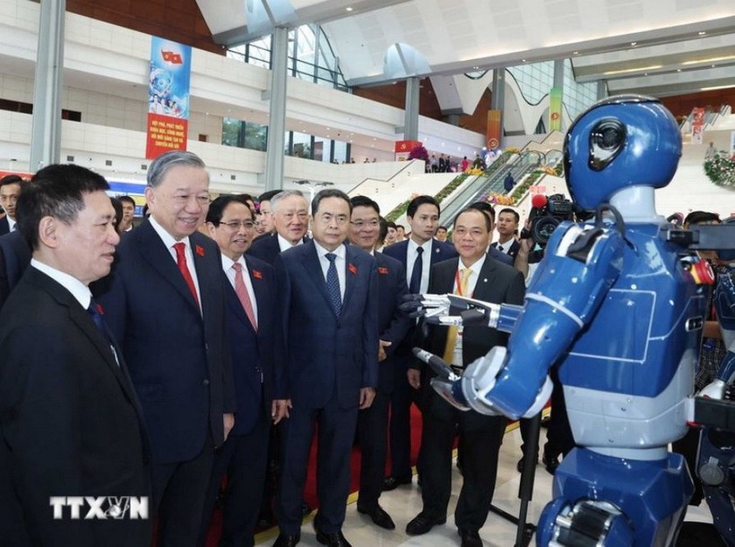 El secretario general del Partido Comunista de Vietnam, To Lam, visita una exposición del Gobierno sobre los logros en ciencia, tecnología, innovación y transformación digital. (Foto: VNA)