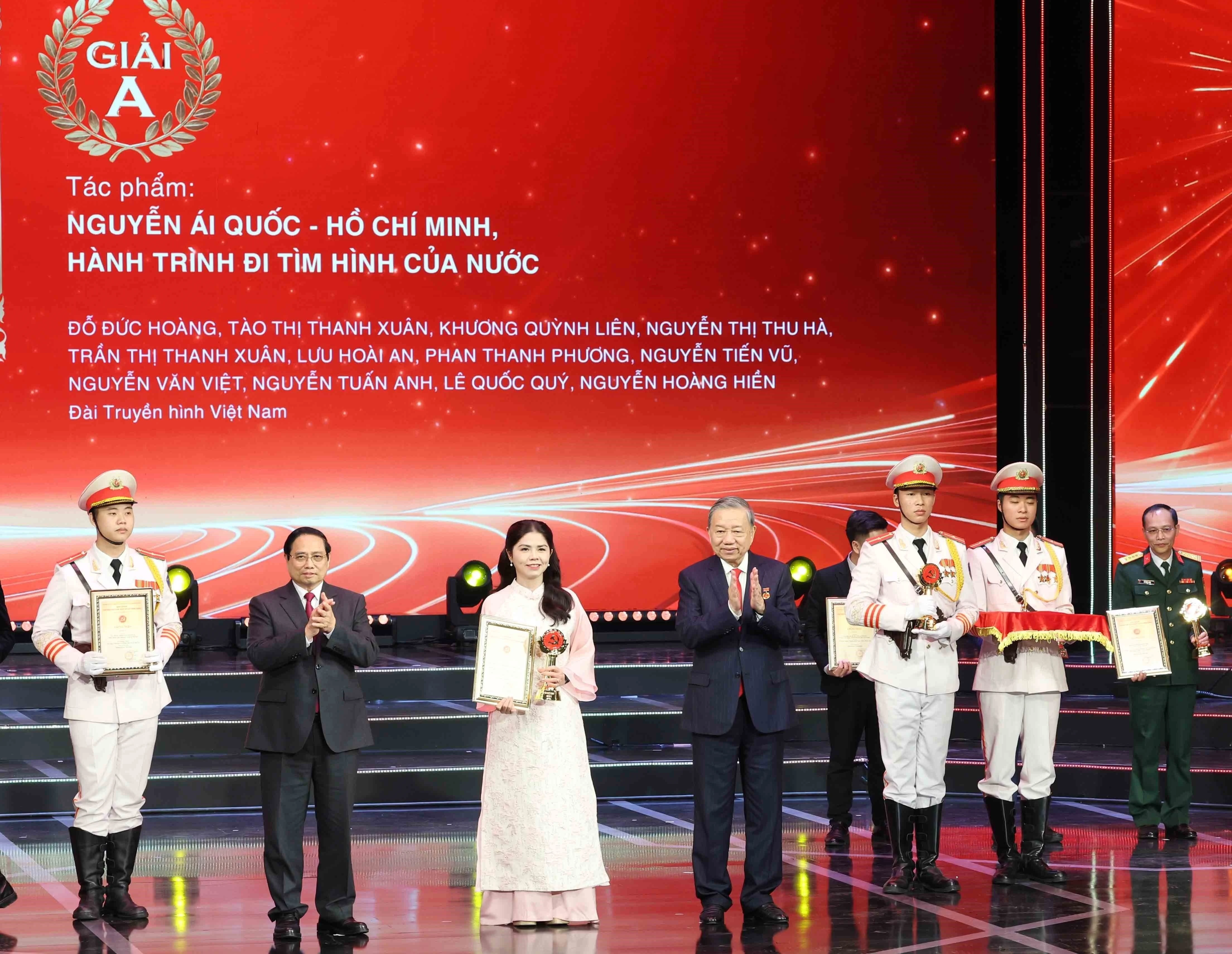 El secretario general del PCV, To Lam, y el primer ministro, Pham Minh Chinh, entregan los premios A en la ceremonia (Foto: VNA)