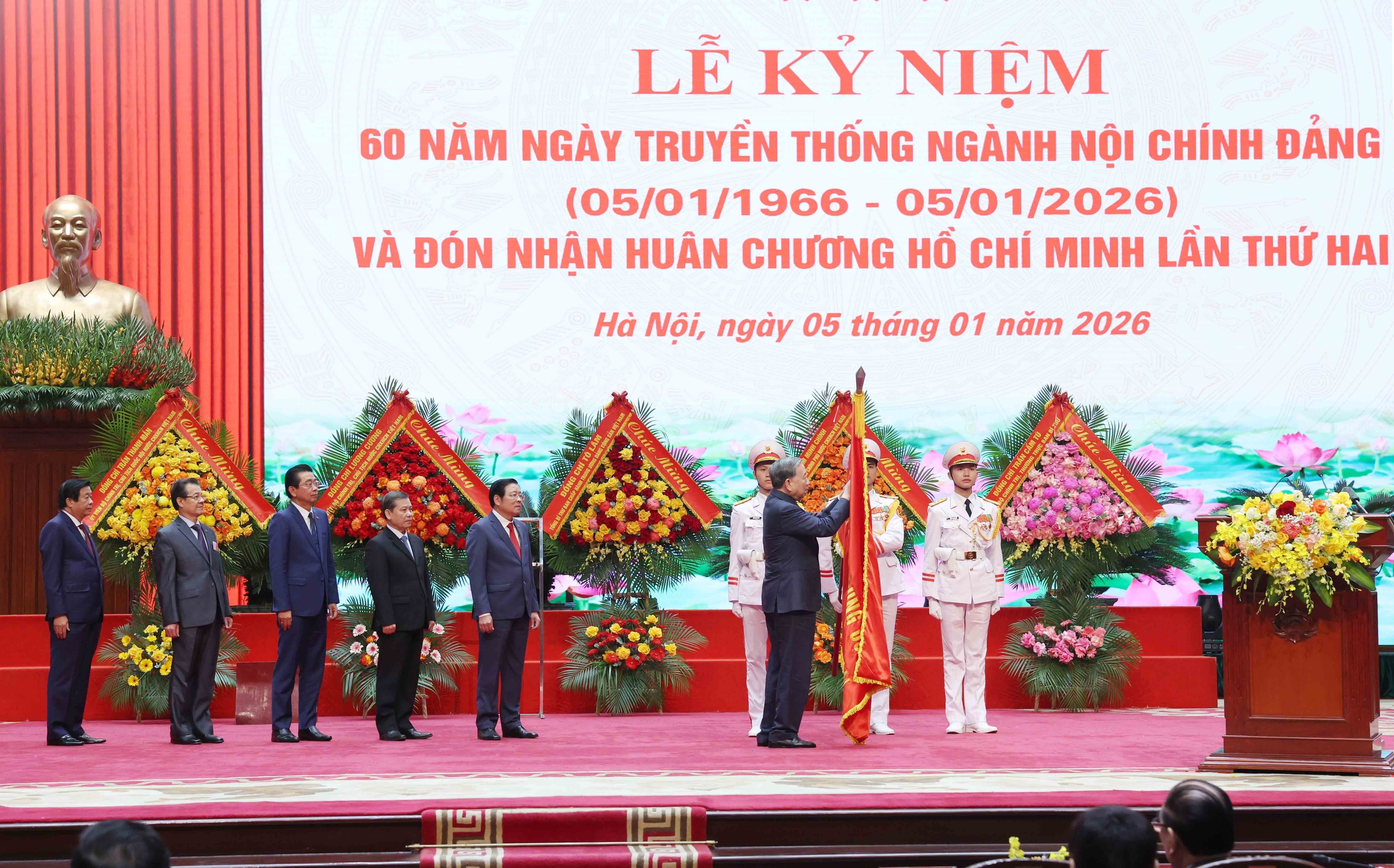 El secretario general To Lam coloca la Orden Ho Chi Minh en la bandera tradicional de la Comisión de Asuntos Internos del Comité Central del Partido (Foto: VNA)