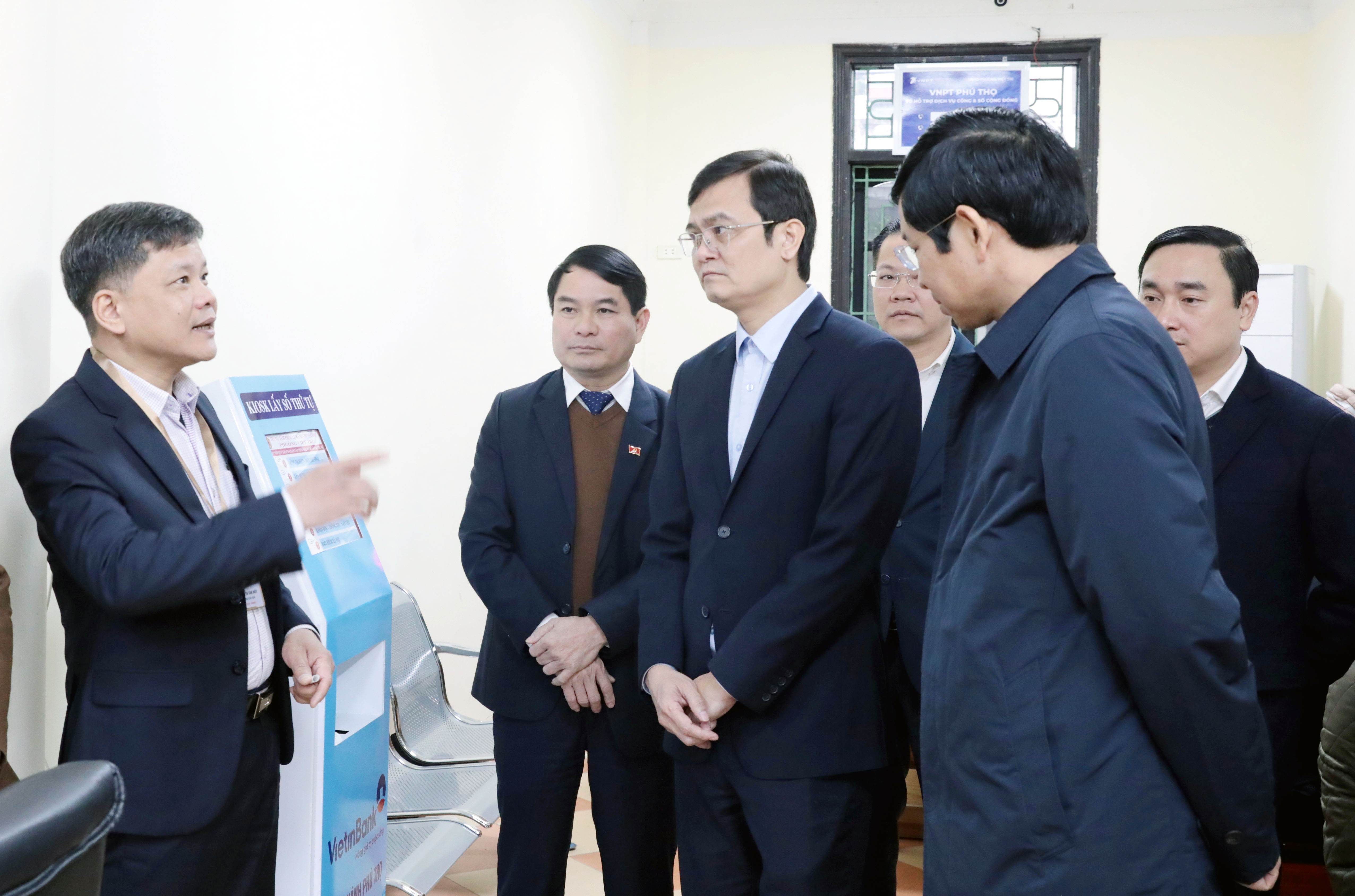 La delegación del Consejo Nacional Electoral inspecciona los preparativos para las elecciones en el barrio de Viet Tri, en Phu Tho (Foto: VNA)