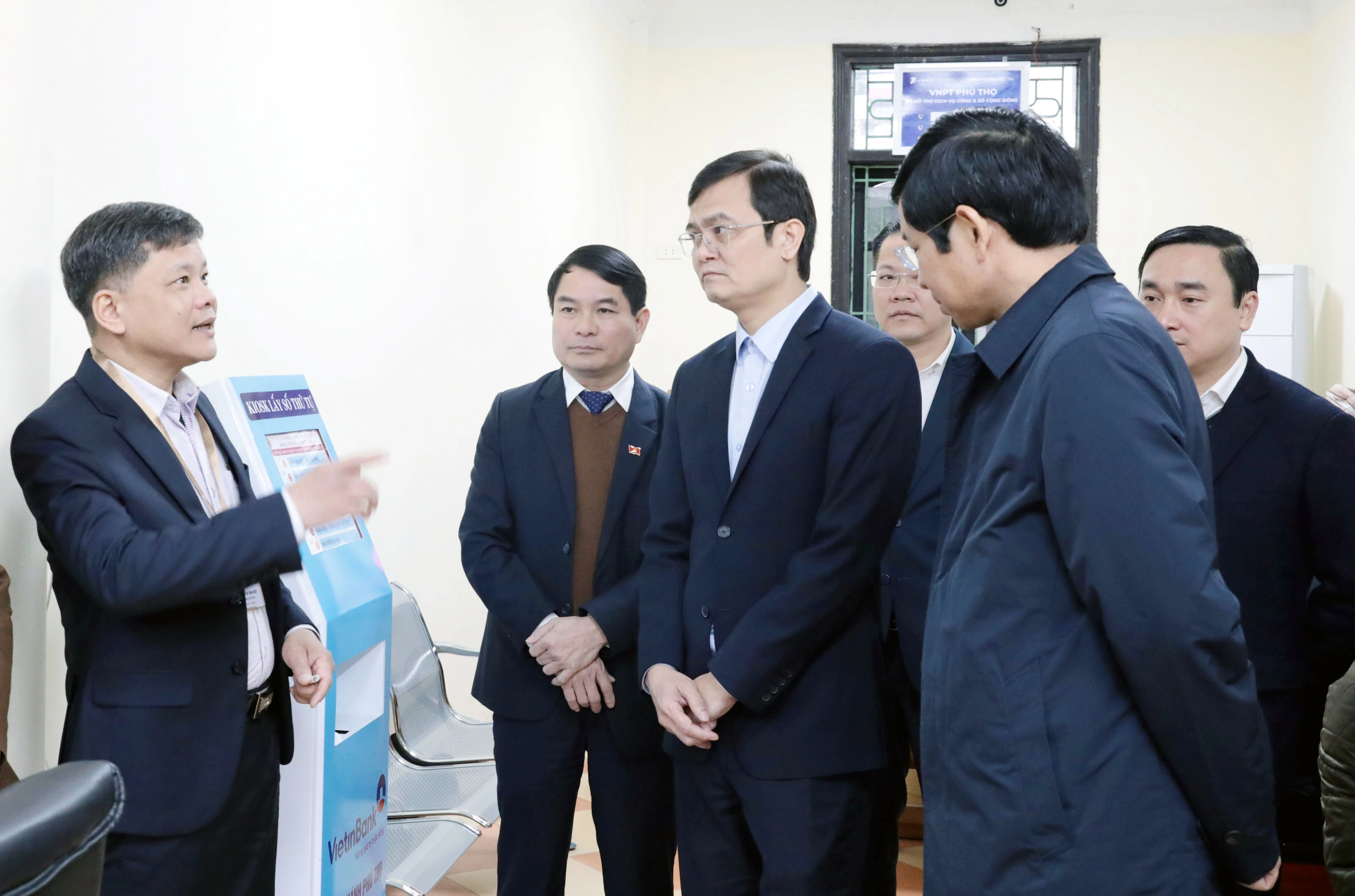 La delegación del Consejo Nacional Electoral inspecciona los preparativos para las elecciones en el barrio de Viet Tri, en Phu Tho (Foto: VNA)