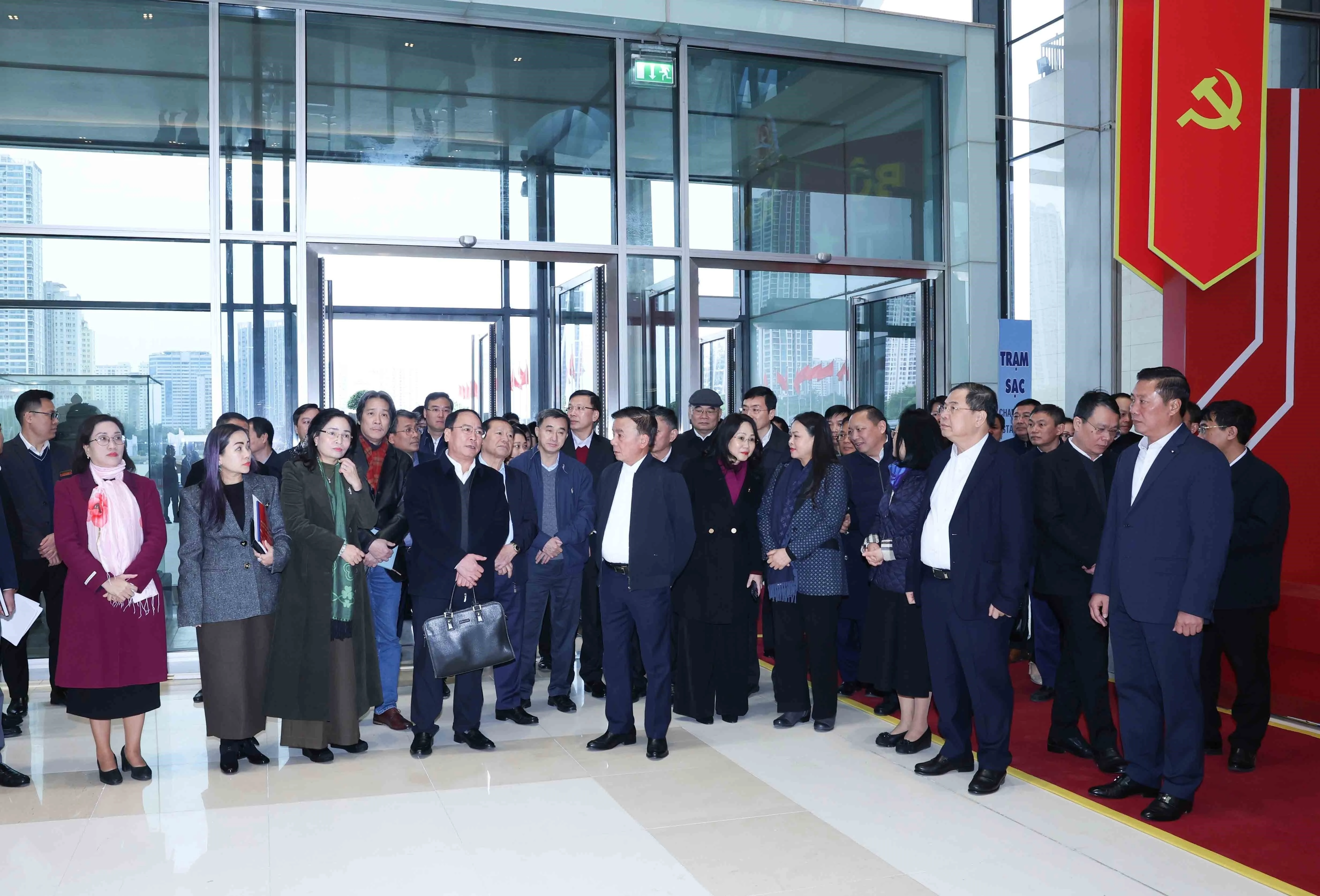 El miembro del Buró Político y permanente del Secretariado del Comité Central del PCV, Tran Cam Tu, inspecciona los preparativos para el próximo XIV Congreso Nacional del PCV (Foto: VNA)
