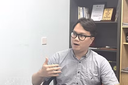 El investigador Enzo Sim Hong Jun, radicado en Malasia, concede una entrevista a la Agencia Vietnamita de Noticias. (Foto: VNA)