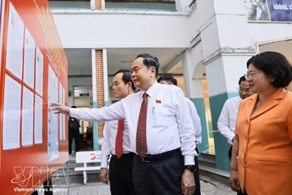Presidente de Asamblea Nacional inspecciona los preparativos electorales y emite su voto en Ciudad Ho Chi Minh