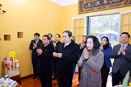 El presidente de la Asamblea Nacional de Vietnam, Tran Thanh Man, y la delegación rinden homenaje al Presidente Ho Chi Minh (Foto: VNA)
