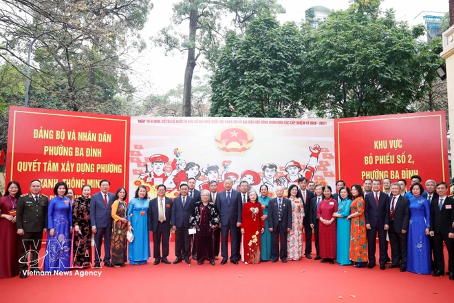 El secretario general del Partido Comunista de Vietnam, To Lam, y votantes en el barrio de Ba Dinh, Hanoi. (Foto: VNA)