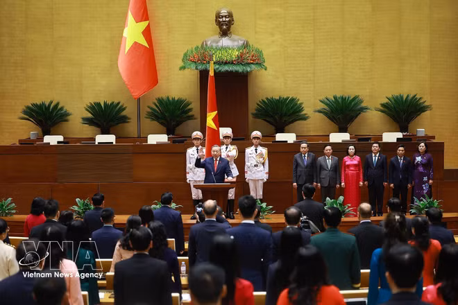 El secretario general del PCV y presidente de Vietnam, To Lam, presta juramento (Foto: VNA)