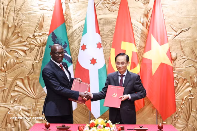 Firma de un Memorando de Entendimiento sobre cooperación entre el Partido Comunista de Vietnam y del CNDD-FDD. (Foto: VNA)