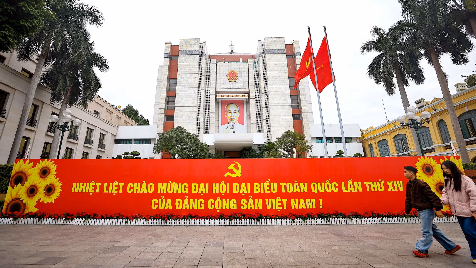 06-thu-do-rop-bong-co-hoa-chao-mung-dai-hoi-xiv-cua-dang-8516181.jpg