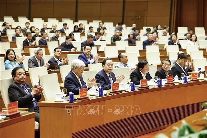 El presidente de la Asamblea Nacional, Tran Thanh Man, asiste a una reunión para informar sobre los resultados del XIV Congreso Nacional del Partido Comunista. (Foto: VNA)