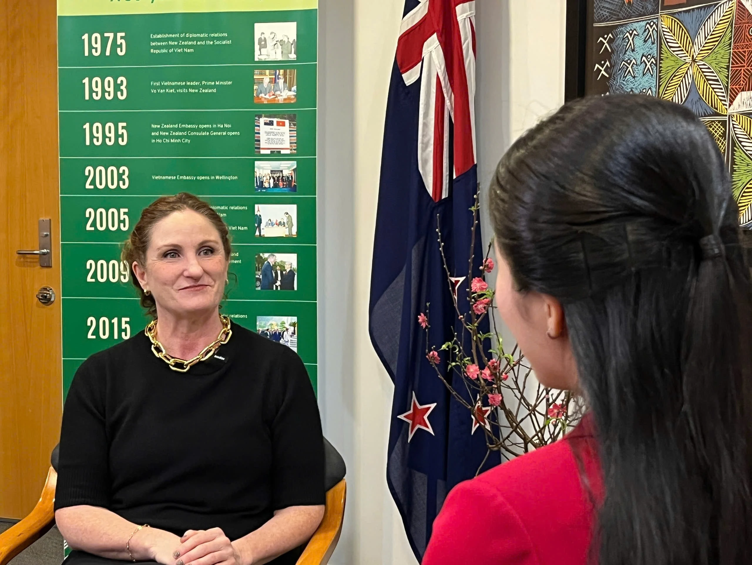 La embajadora de Wellington en Hanoi, Caroline Rachel Beresford, responde a la entrevista. (Foto: VNA)