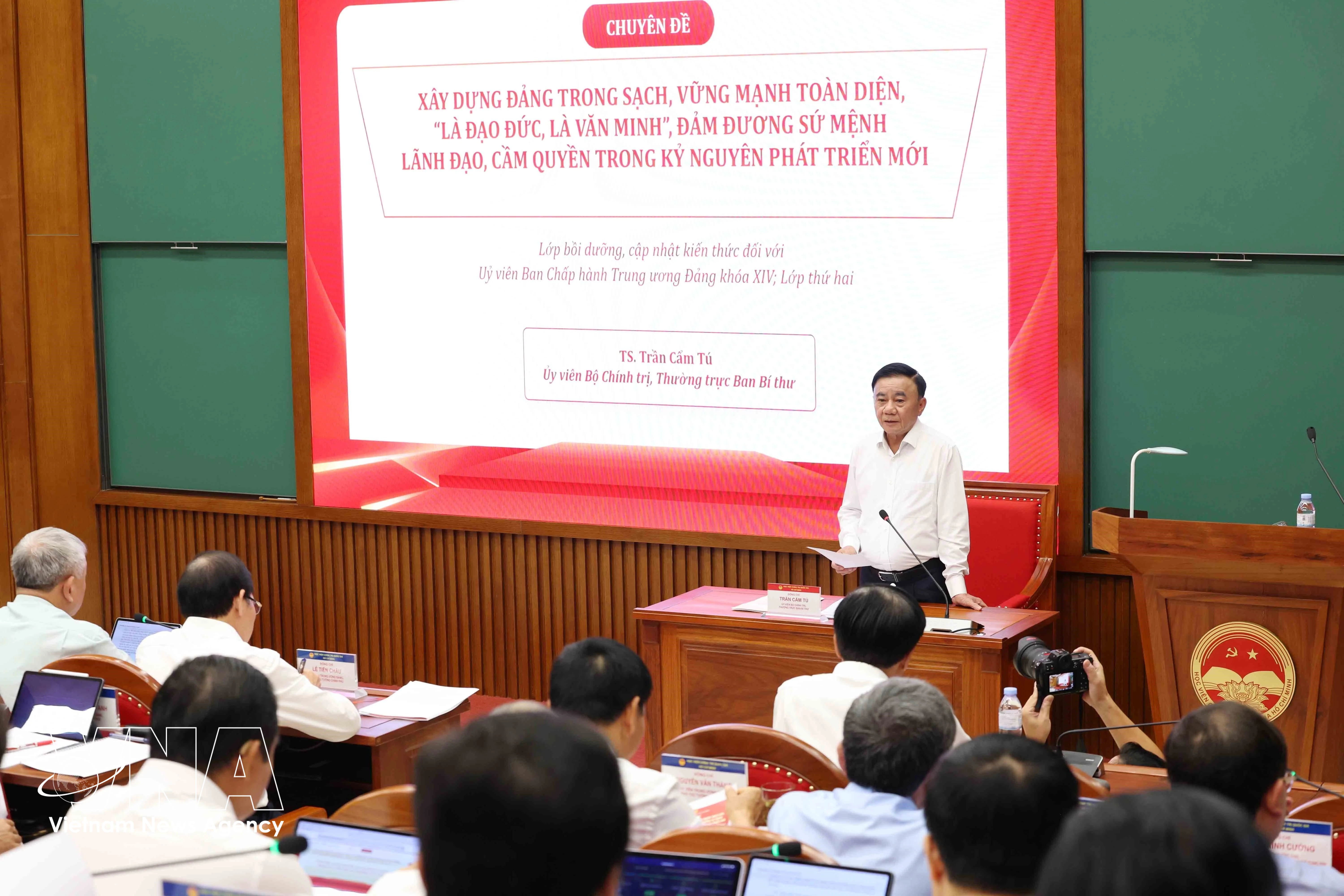 El doctor Tran Cam Tu, miembro del Buró Político y permanente del Secretariado del Comité Central del Partido Comunista de Vietnam, habla en la reunión. (Foto: VNA)