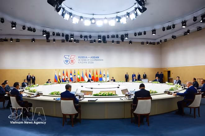 El primer ministro Le Minh Hung y los jefes de delegación de los países que participan en la Cumbre del 35.º Aniversario de la ASEAN-Rusia trabajan en la integración euroasiática. Foto: VNA