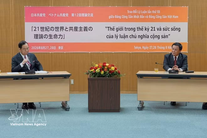 Nguyen Xuan Thang, presidente del Consejo Teórico Central de Vietnam, y Shii Kazuo, presidente del Comité Ejecutivo Central del Partido Comunista de Japón, en su reunión. Foto: