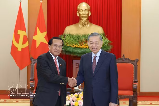El secretario general del Partido Comunista de Vietnam (PCV) y presidente del país, Ta Lam, recibe a Vanhxay Phongsavanh, miembro del Buró Político y secretario del Comité Central del Partido Popular Revolucionario de Laos (Fuente: VNA)