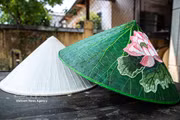 Singularidad de sombreros cónicos de hojas de loto y de almendro de Hue 