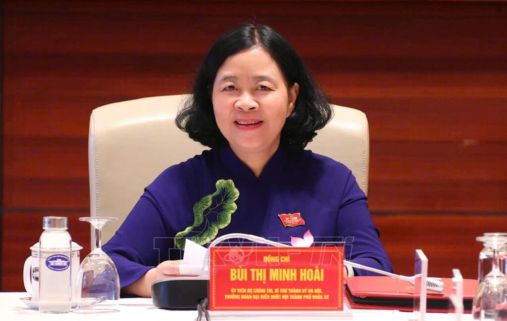 Bui Thi Minh Hoai, miembro del Buró Político y actual secretaria del Comité Municipal del Partido en el XVII mandato, fue reelegida para continuar su cargo (Fuente: VNA)