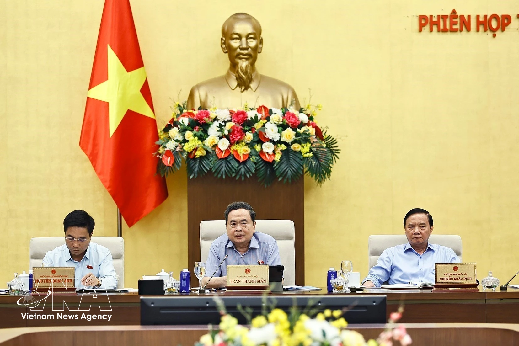 El presidente de la Asamblea Nacional de Vietnam, Tran Thanh Man, preside la reunión. (Fuente: VNA)