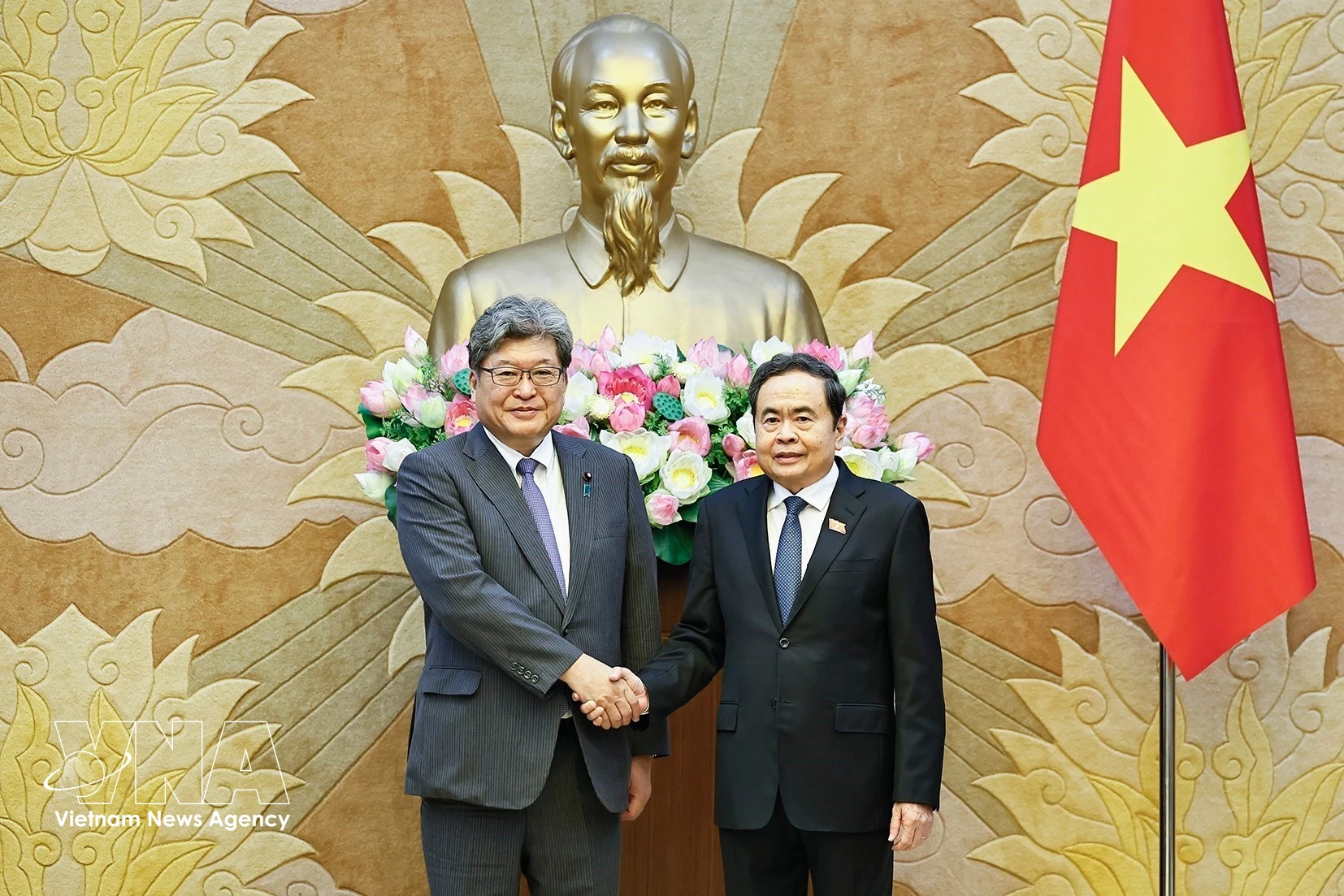 El presidente de la Asamblea Nacional de Vietnam, Tran Thanh Man, (derecha) recibe al secretario general ejecutivo interino del Partido Liberal Democrático de Japón (PLD), Hagiuda Koichi. (Fuente: VNA)