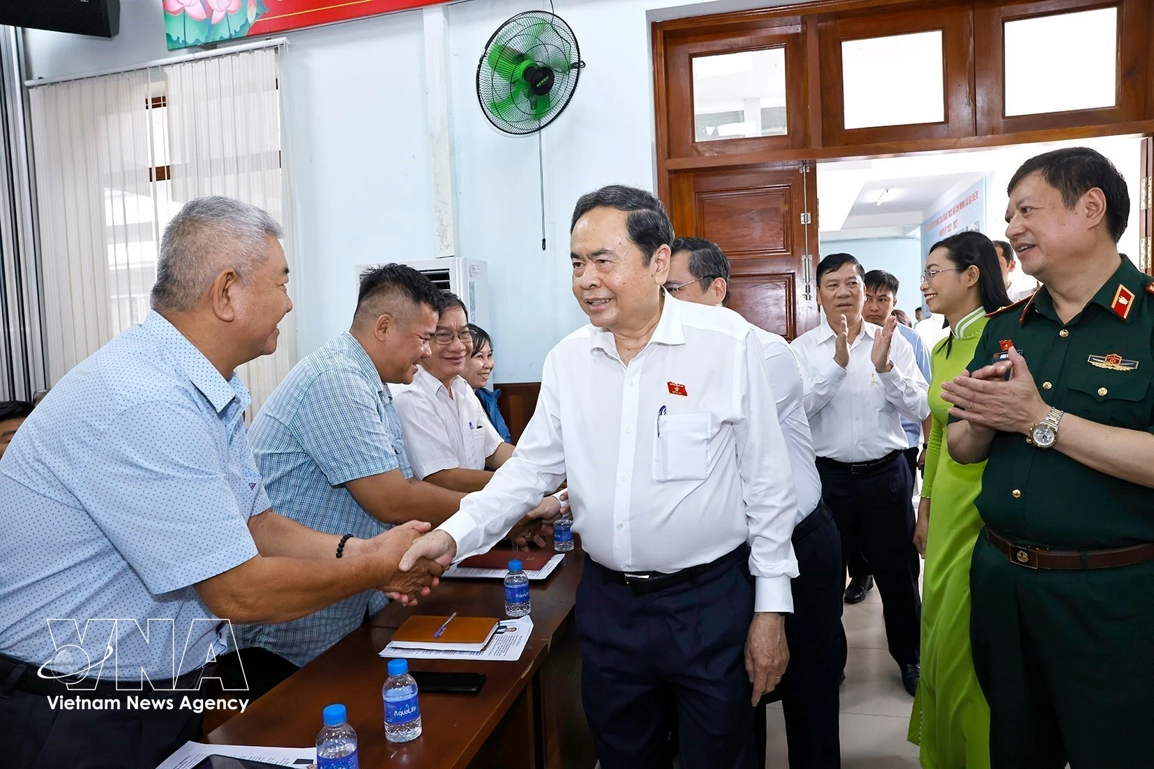 El presidente de la Asamblea Nacional, Tran Thanh Man, se reúne con votantes en la comuna de Ba Diem, Ciudad Ho Chi Minh. Foto: TTXVN