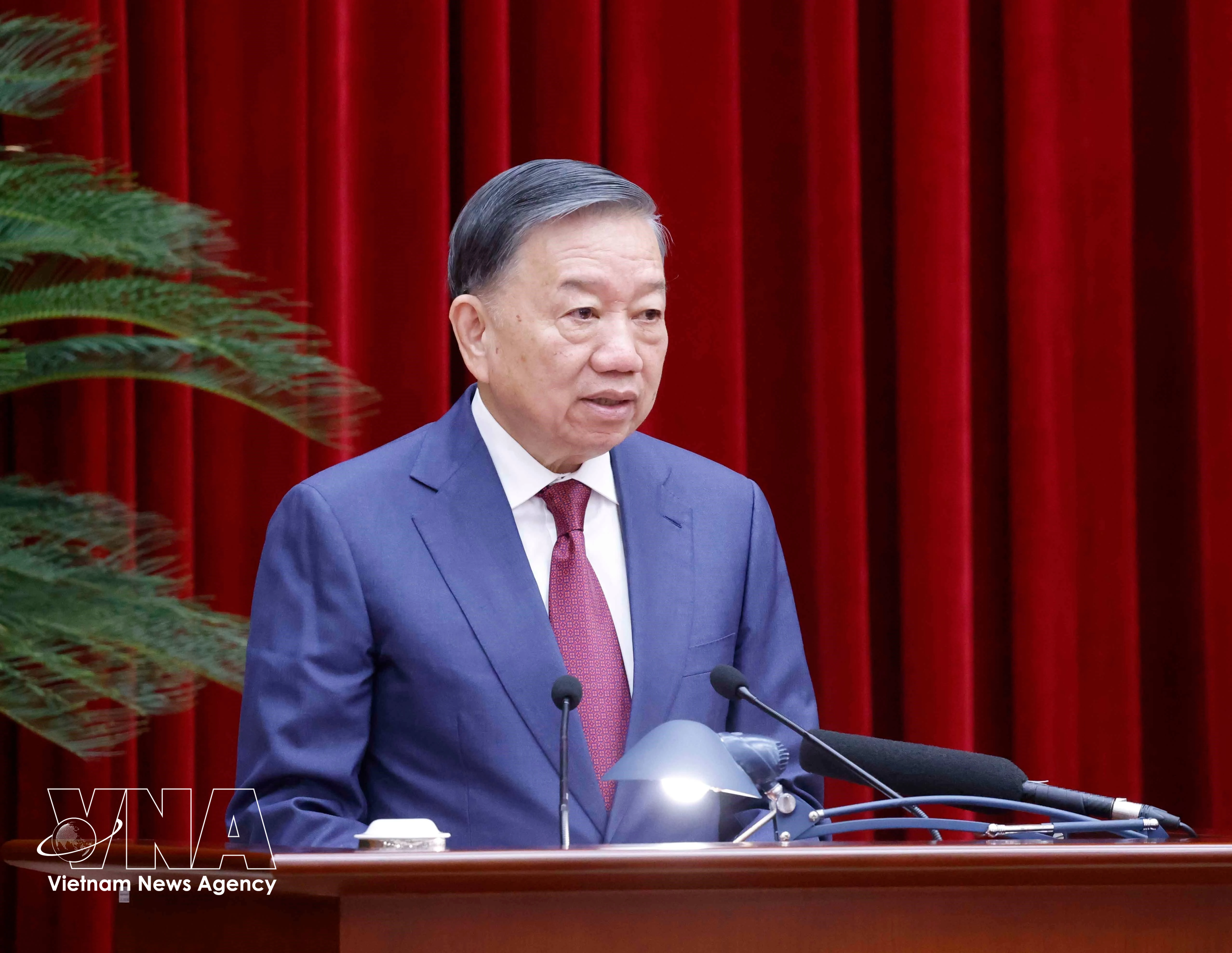 El secretario general del Partido Comunista de Vietnam y presdente de la República, To Lam, pronuncia un discurso en el III Pleno del Comité Central del Partido Comunista de Vietnam. (Foto: VNA)