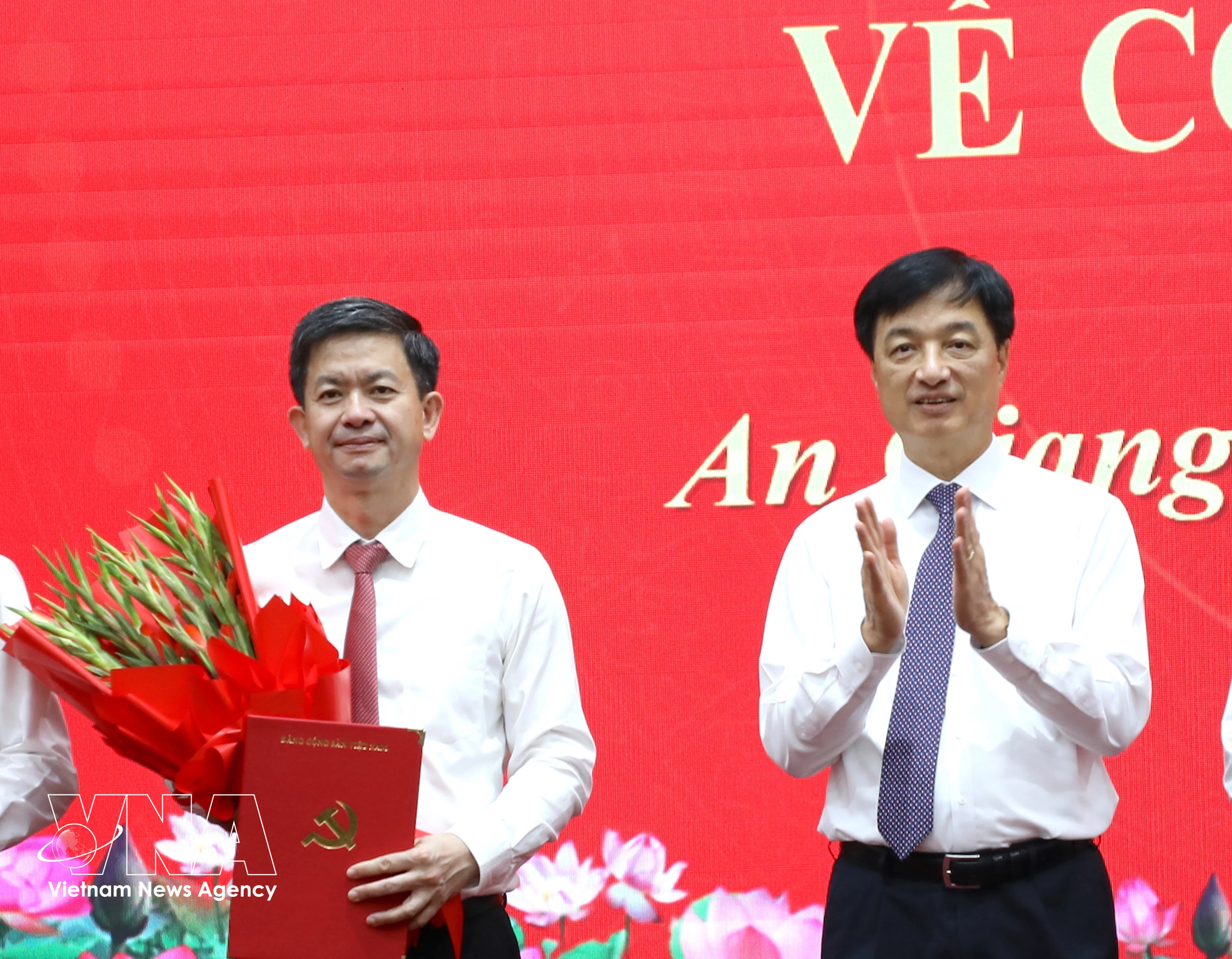 Secretario del Comité Central del Partido y jefe de su Comisión de Organización del Comité Central, Nguyen Duy Ngoc, entrega la decisión a Le Quang Tung (Foto: VNA)