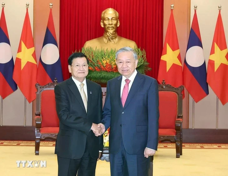 El secretario general del Partido Comunista de Vietnam, To Lam, y el secretario general del Partido Popular Revolucionario y presidente de Laos, Thongloun Sisoulith, en Hanoi en octubre de 2025. (Fuente: VNA)